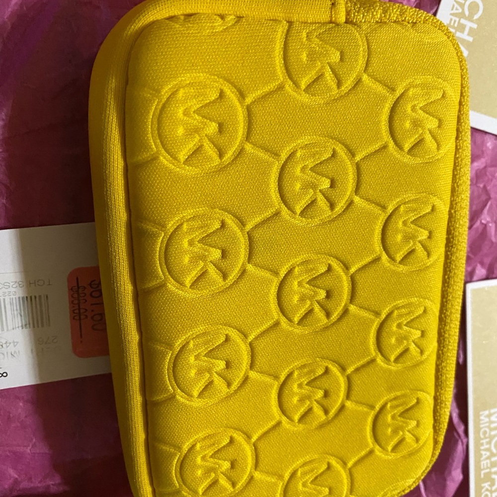 NWT MK Wristlet very cute ❤️❤️ - Picture 3 of 11